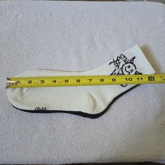 ๐๐ Random Sets 2 Pairs of Graffiti Ankle Socks - Picture 8 of 8